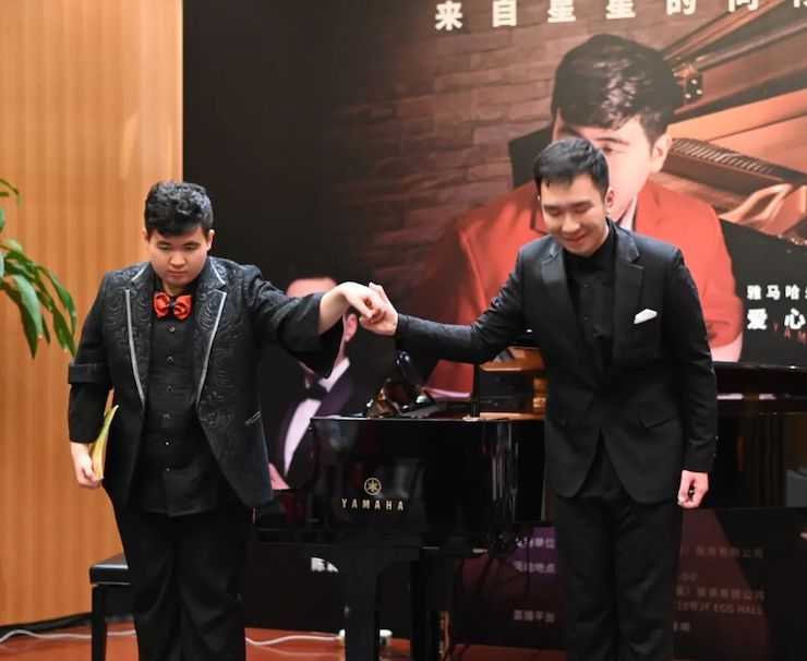 音乐双子星，点亮冬日激情！——万利未来艺术家刘明康爱心公益音乐沙龙