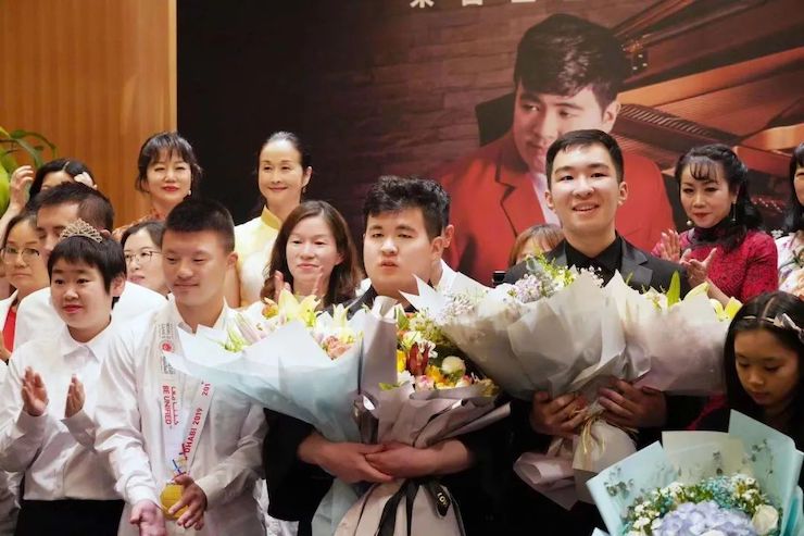 音乐双子星，点亮冬日激情！——万利未来艺术家刘明康爱心公益音乐沙龙